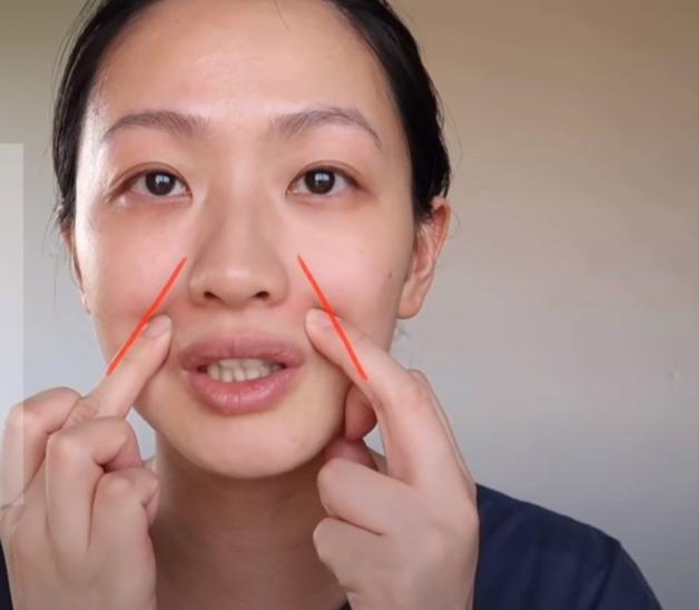 日本美容师法令纹按摩手法教程,精华按摩淡化法令纹手法