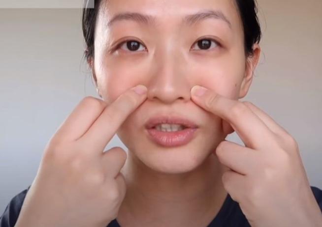 日本美容师法令纹按摩手法教程,精华按摩淡化法令纹手法