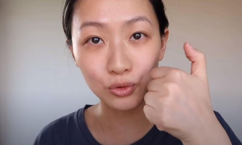 日本美容师法令纹按摩手法教程,精华按摩淡化法令纹手法