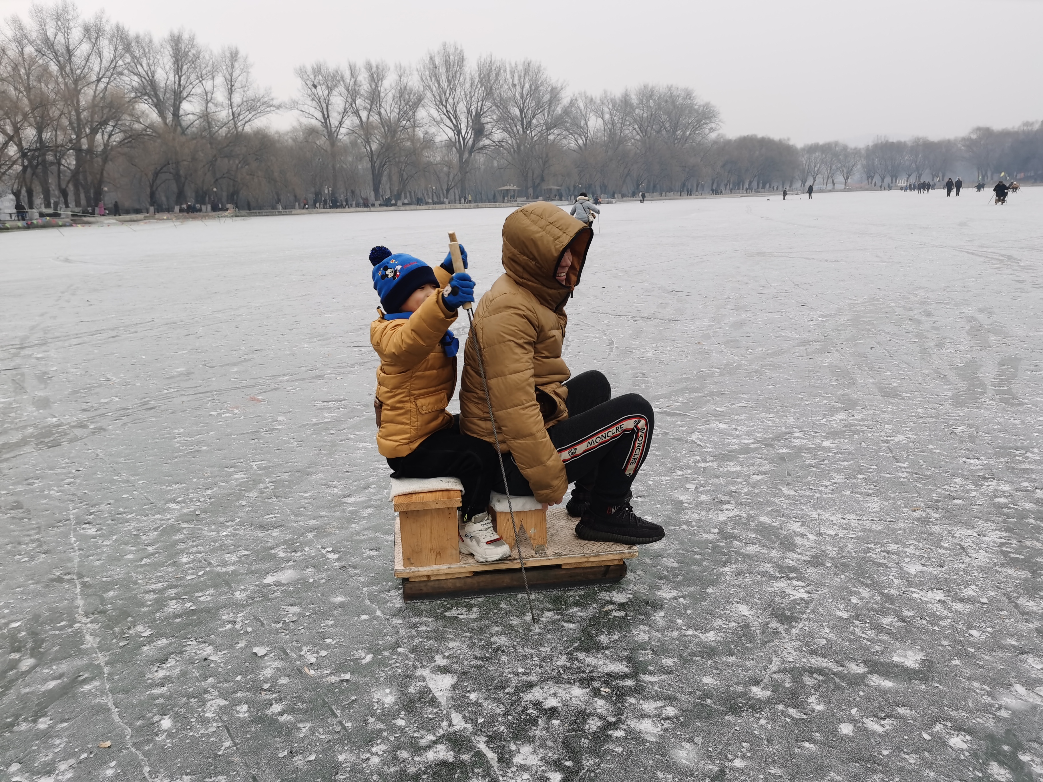家长带孩子滑冰,家长带孩子滑冰助力冬奥