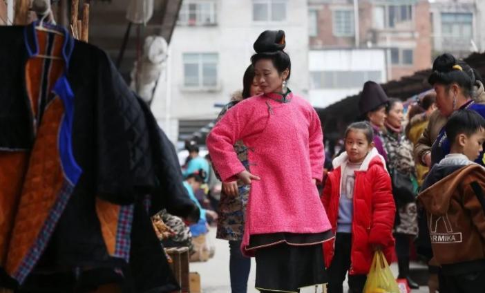 贵州丹寨苗族苗年 (贵阳丹寨苗女赶集)