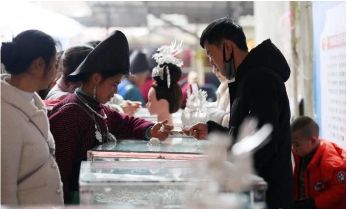 贵州丹寨苗族苗年 (贵阳丹寨苗女赶集)