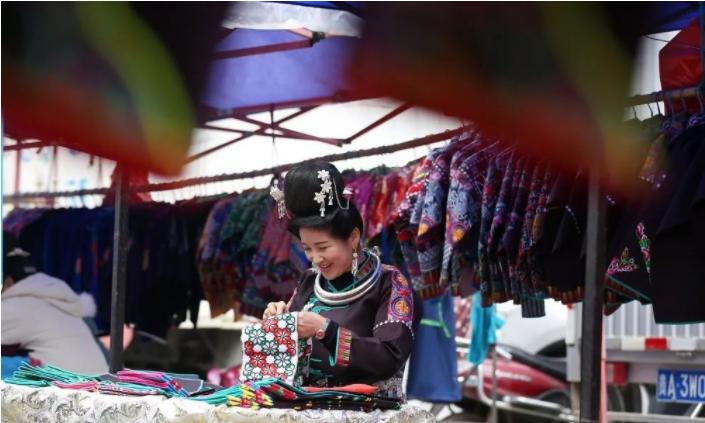 贵州丹寨苗族苗年 (贵阳丹寨苗女赶集)