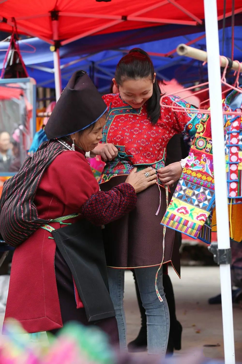 贵州丹寨苗族苗年 (贵阳丹寨苗女赶集)