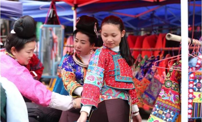 贵州丹寨苗族苗年 (贵阳丹寨苗女赶集)