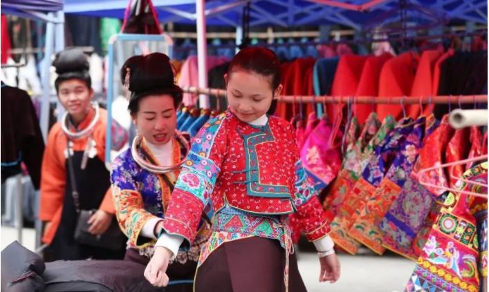 贵州丹寨苗族苗年 (贵阳丹寨苗女赶集)