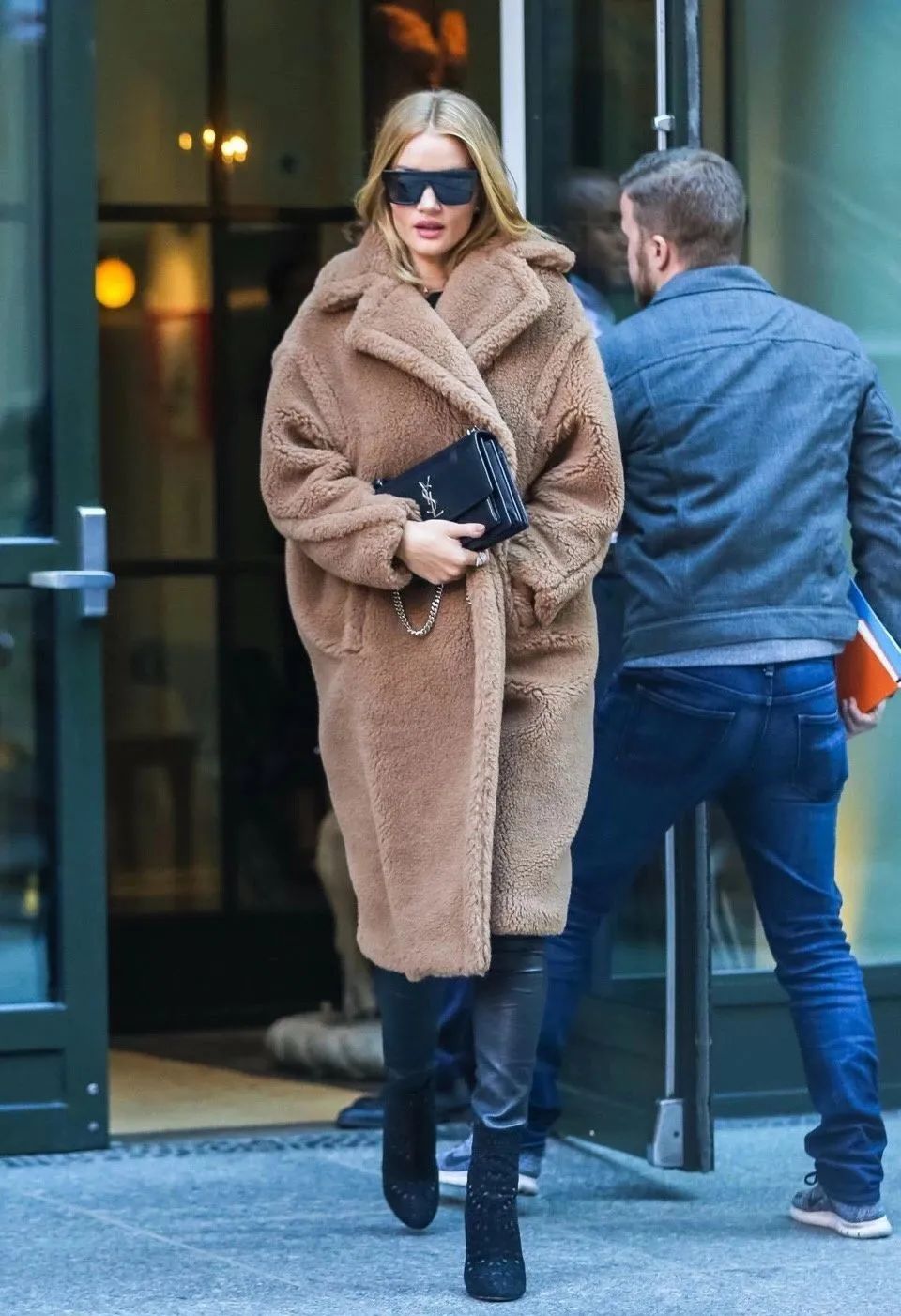 羊羔绒外套很丑的搭配,羊羔毛外套穿搭高级感