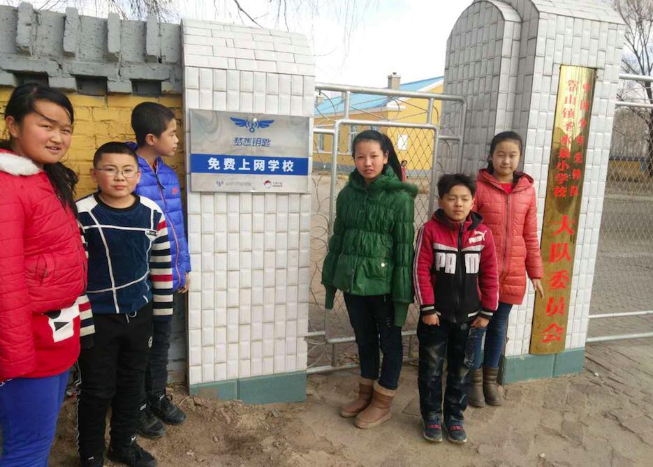 帮助贫困山区学校的真实视频,为山区教育添砖加瓦