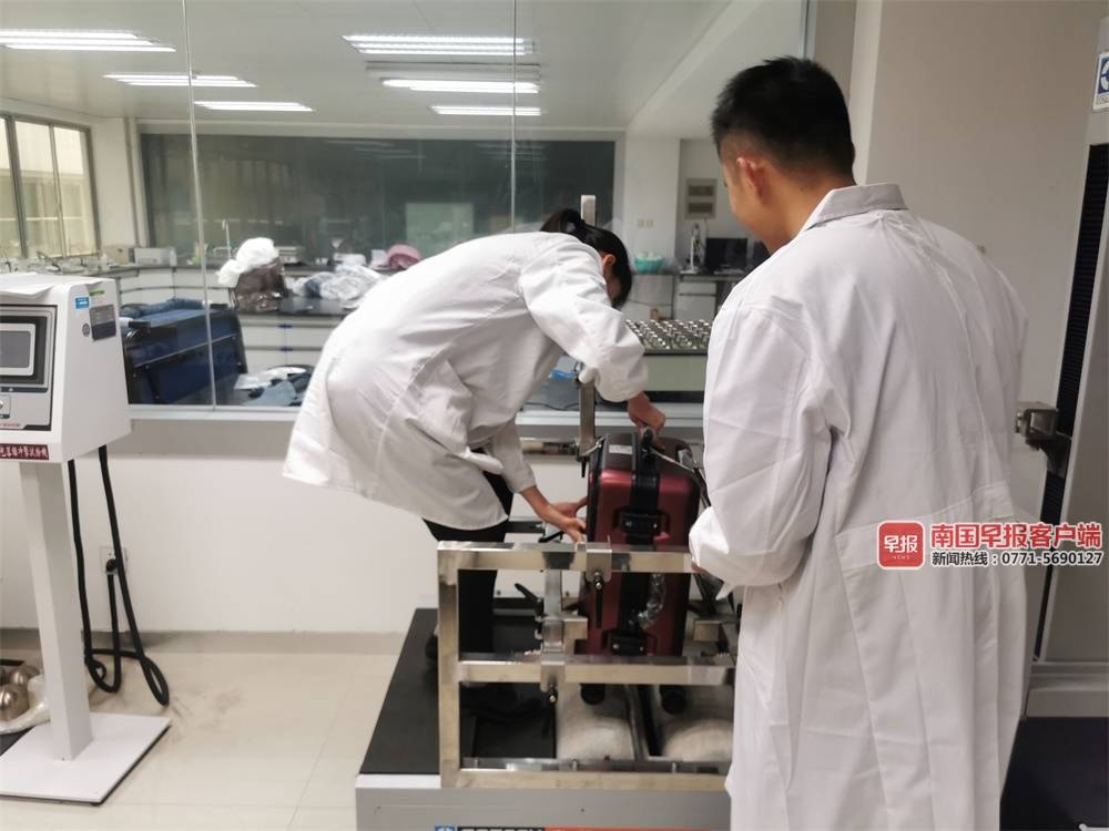 广西消委会买了22个品牌拉杆箱做测试，其中9个不结实