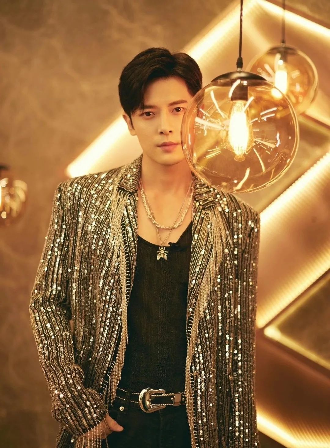 金属风单品,金属感银色和白色