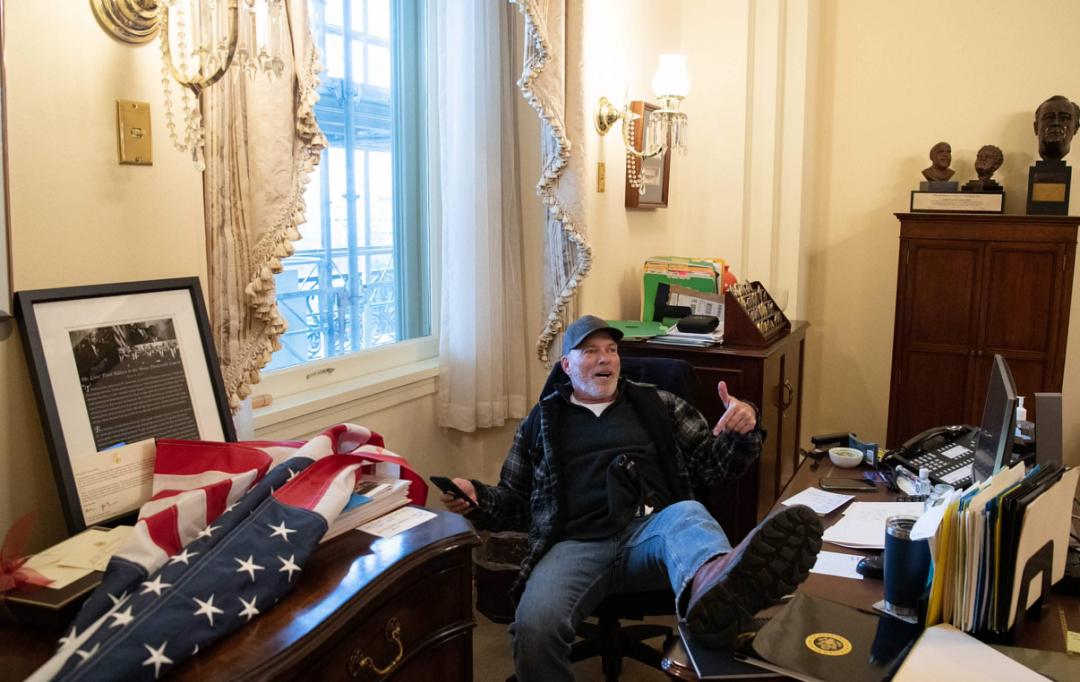 美国国会“陷落”，一名女性中枪身亡！推特紧急封禁特朗普账号