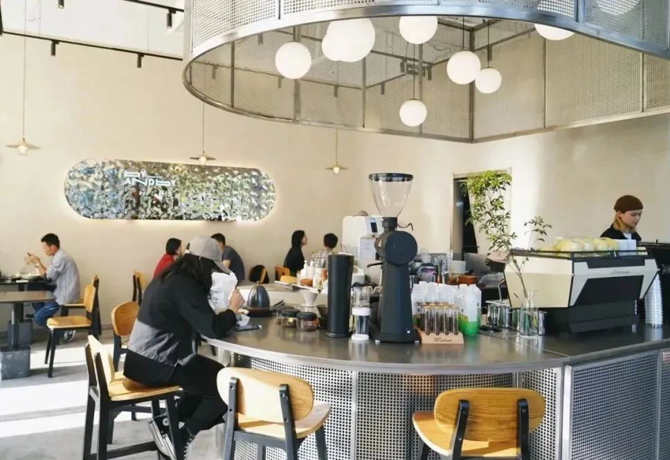 一杯coffee加“滨”,谢谢!