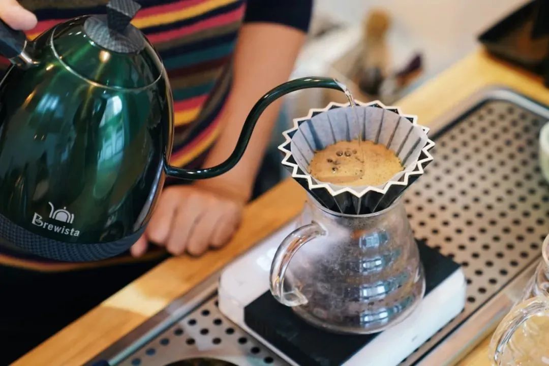 一杯coffee加“滨”,谢谢!