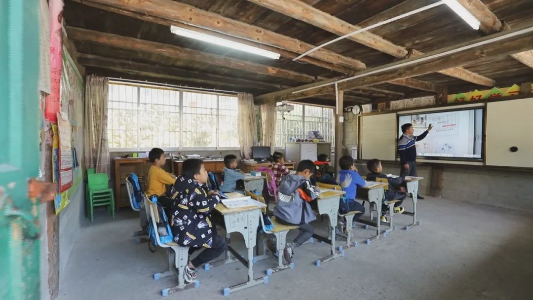 教师坚守初心牢记使命,不忘教师初心坚守三尺讲台