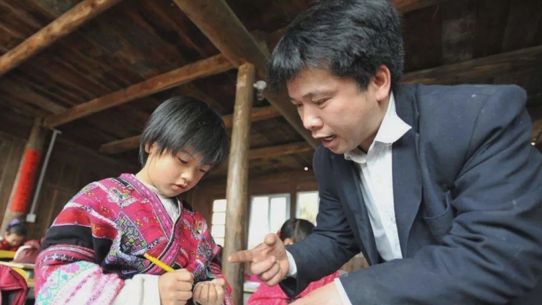 教师坚守初心牢记使命,不忘教师初心坚守三尺讲台