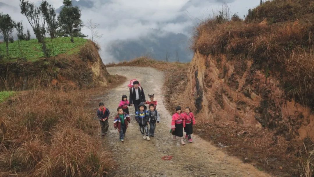 教师坚守初心牢记使命,不忘教师初心坚守三尺讲台