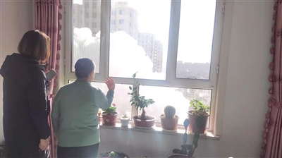 大烟囱里冒出来的白烟,窗外有大烟囱是冲天煞