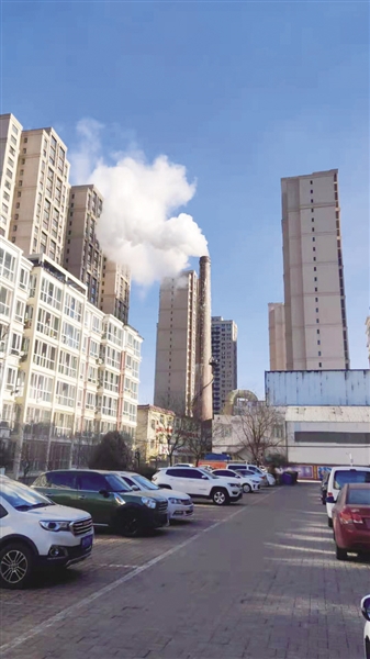 大烟囱里冒出来的白烟,窗外有大烟囱是冲天煞