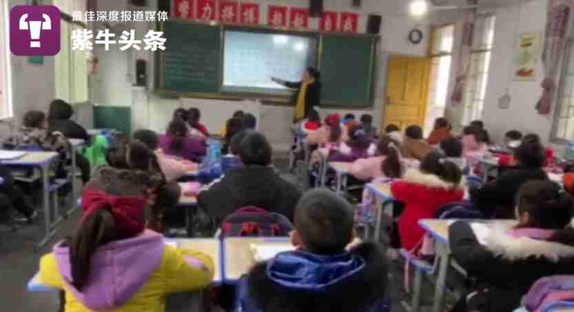 一年级老师带放大镜改作业,小学老师持续6年用放大镜改作业