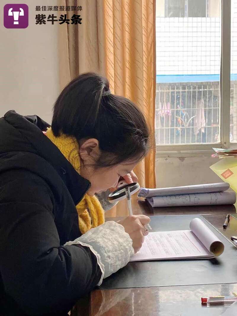 一年级老师带放大镜改作业,小学老师持续6年用放大镜改作业