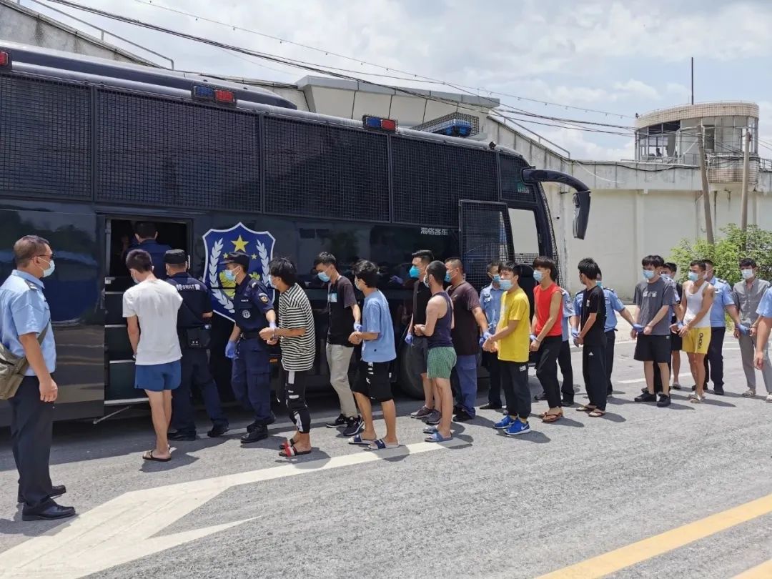 警方抓获淫秽表演主播,40余名淫秽表演主播被抓