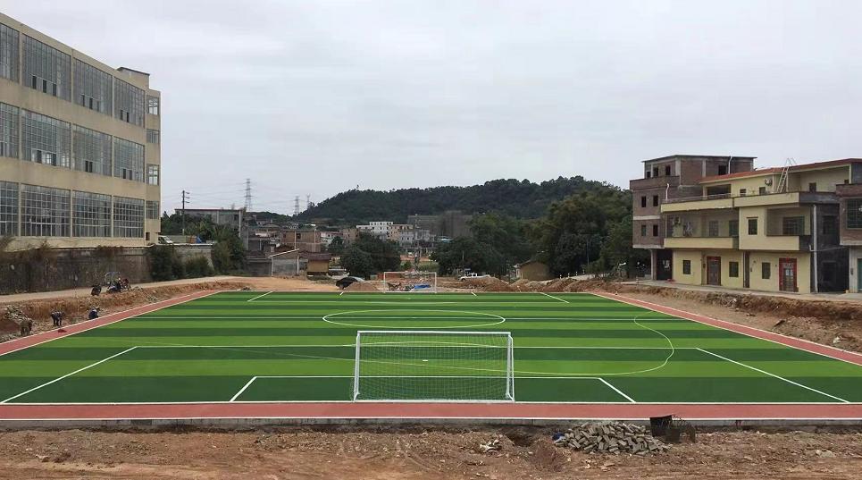 昔日臭水沟今朝变公园,太原臭水塘足球场