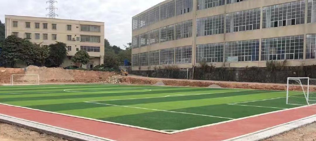 昔日臭水沟今朝变公园,太原臭水塘足球场