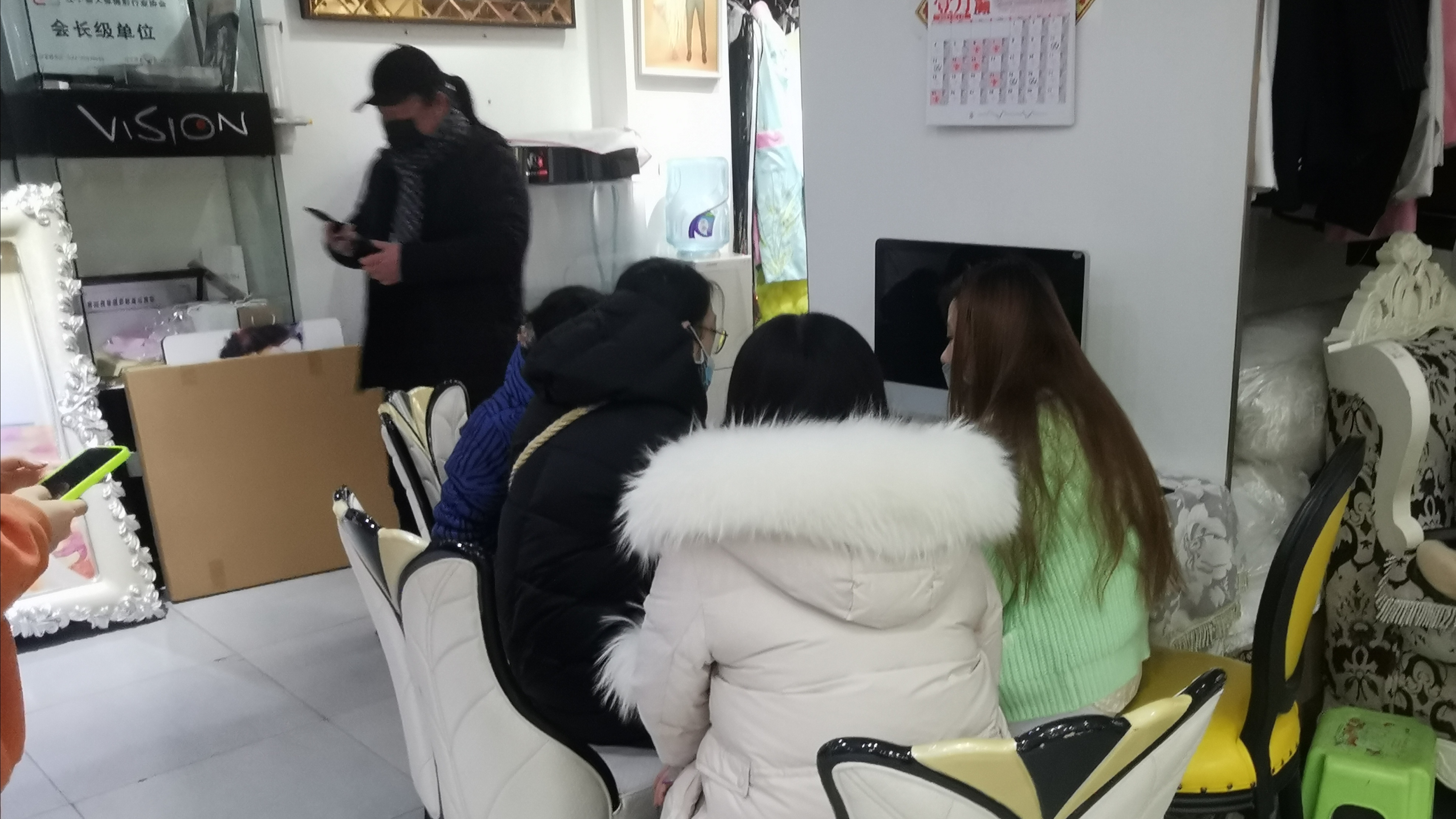 临近春节美甲店生意火爆,春节期间拍全家福的影楼