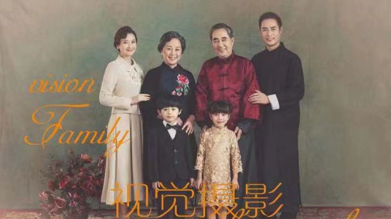 临近春节美甲店生意火爆,春节期间拍全家福的影楼