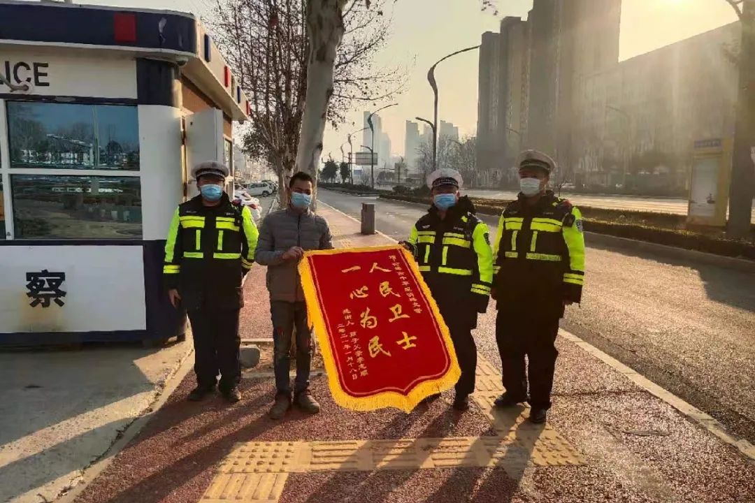 一面锦旗诉说一段暖心事,一面锦旗一个故事