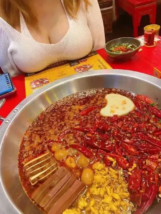 男的接吻为什么总要摸胸啊?(穹妹兔女郎紫色皮肤)