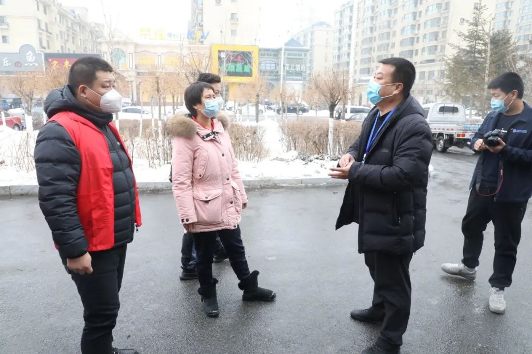 环卫工人一直戴着破旧口罩,给环卫工人送手套和口罩