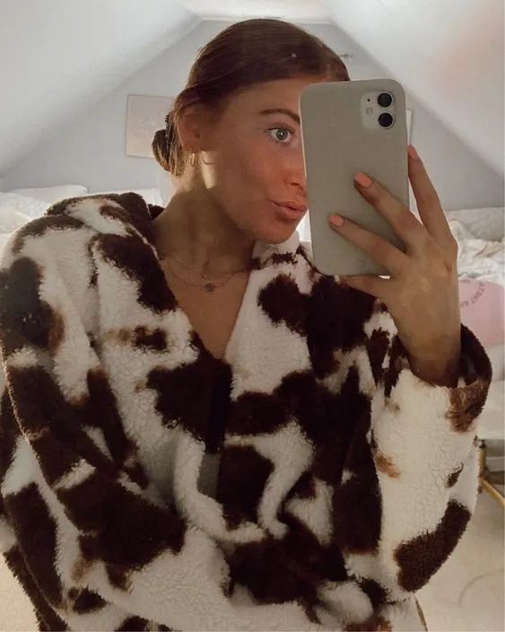 看泫雅的搭配,周冬雨泫雅撞衫