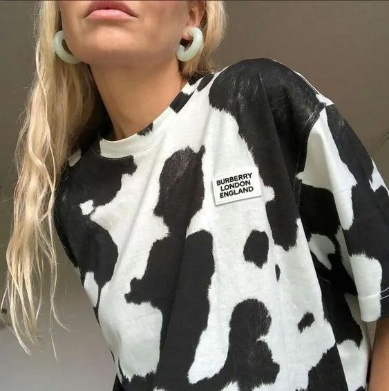 看泫雅的搭配,周冬雨泫雅撞衫