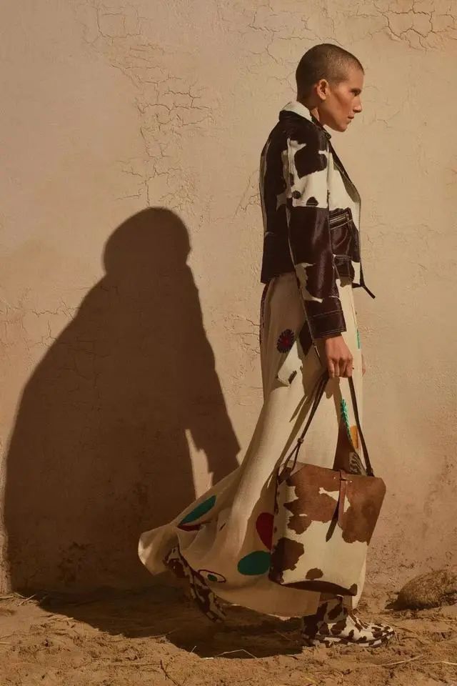 看泫雅的搭配,周冬雨泫雅撞衫