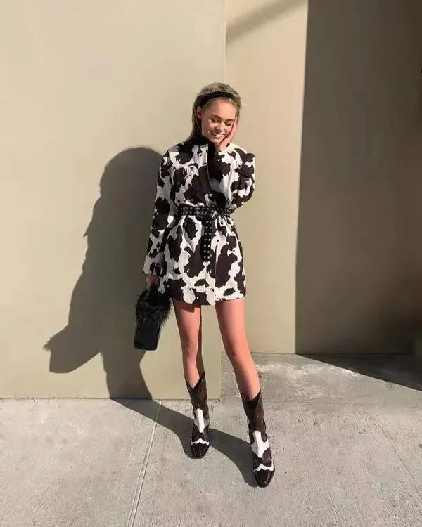 看泫雅的搭配,周冬雨泫雅撞衫