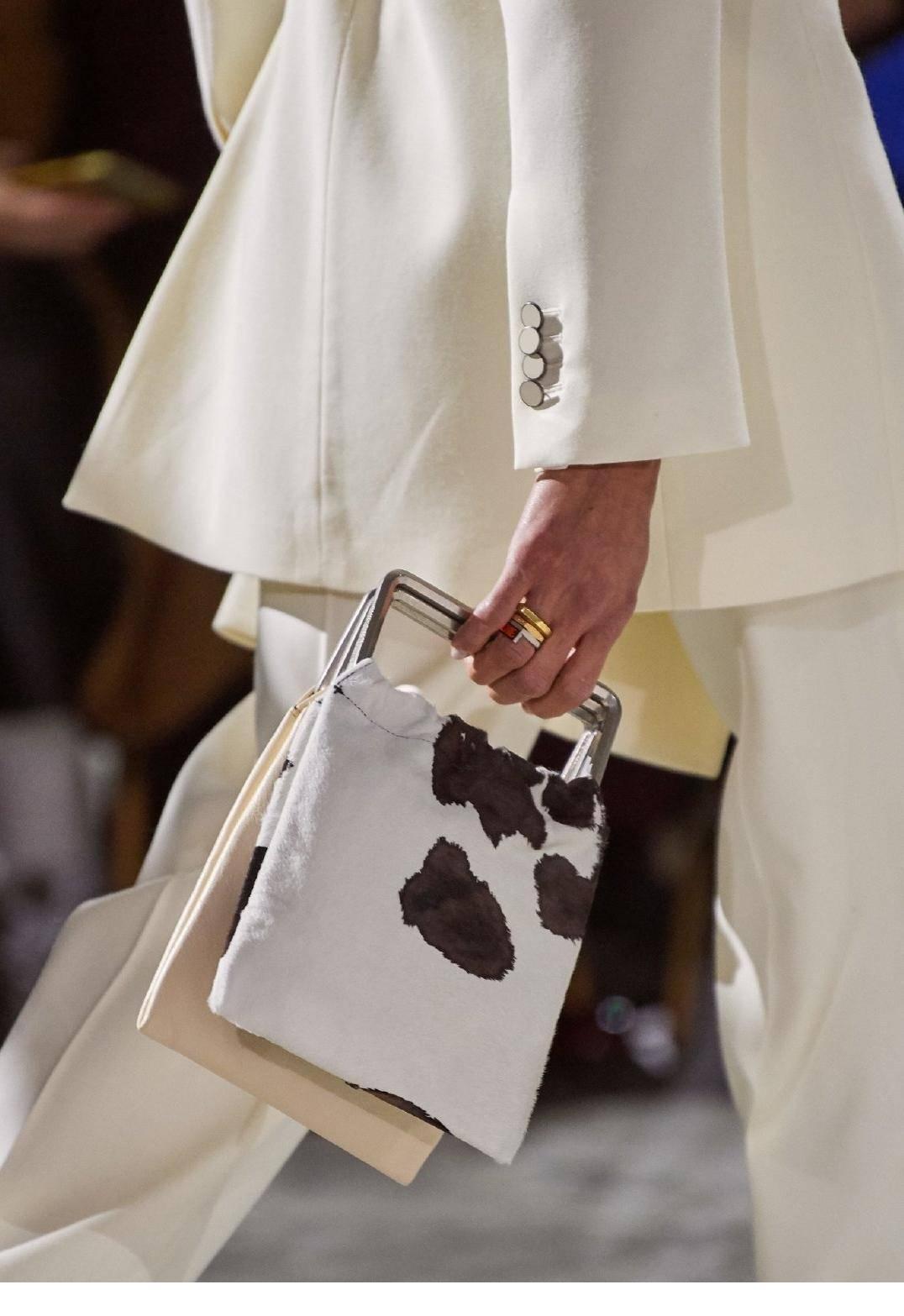 看泫雅的搭配,周冬雨泫雅撞衫