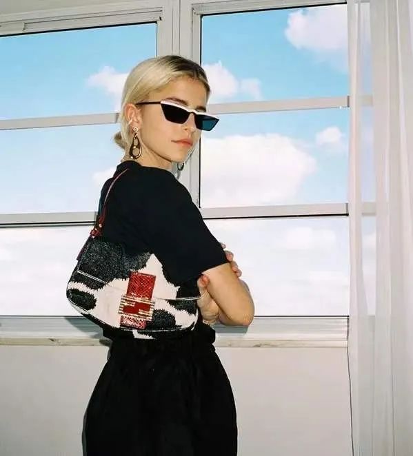 看泫雅的搭配,周冬雨泫雅撞衫