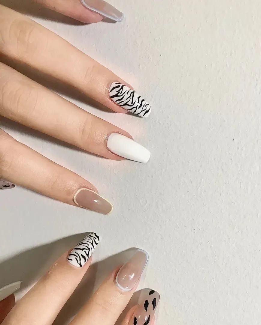 看泫雅的搭配,周冬雨泫雅撞衫