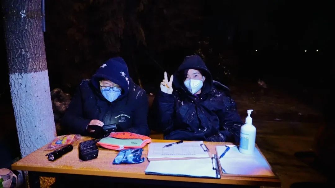 如果祖国有颜色那一定是中国红,如果战疫有颜色