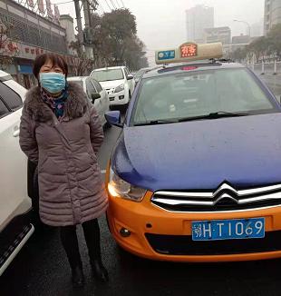 急人所急！万里“的哥”高勇急寻失主还手机