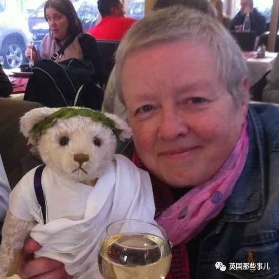 她治好12500只泰迪熊,用毛绒绒治愈自己和无数人…