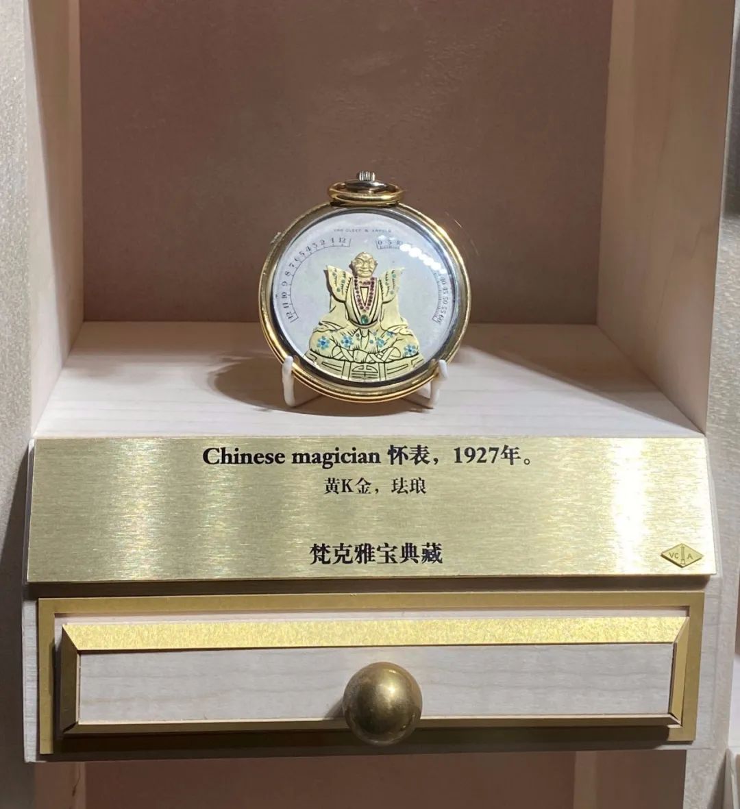 女首富有福了,梵克雅宝女士腕表复杂功能首次领先,表中芭蕾可视可听,按需*放播**