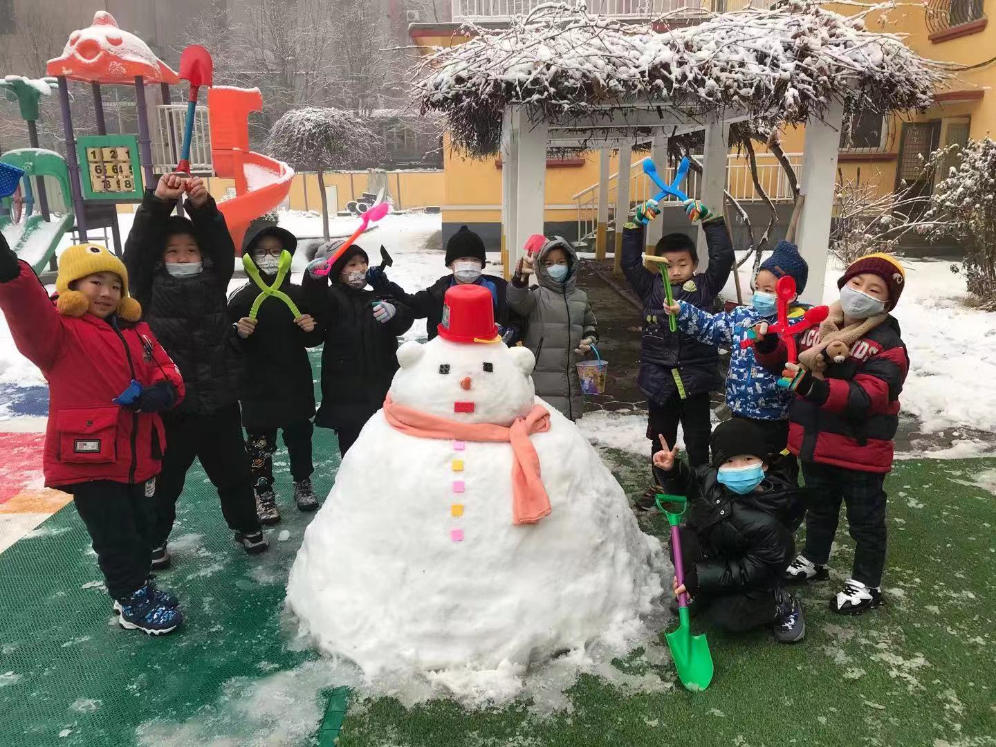 以雪为媒幼儿园娃娃尽享“大自然教科书”