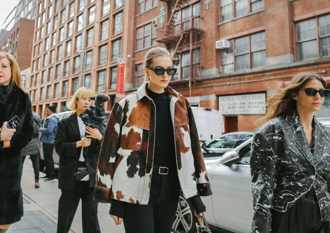 好不容易买了件合适的衣服,皮草环保外套