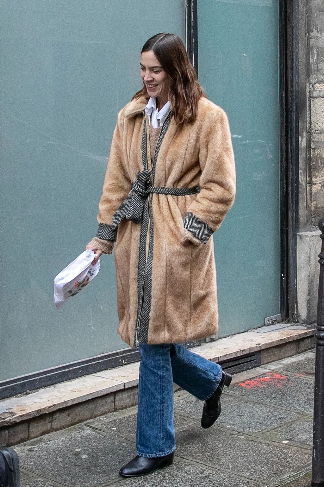 好不容易买了件合适的衣服,皮草环保外套