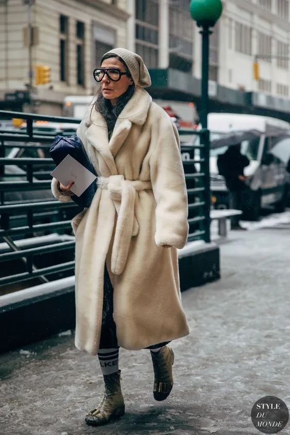 好不容易买了件合适的衣服,皮草环保外套