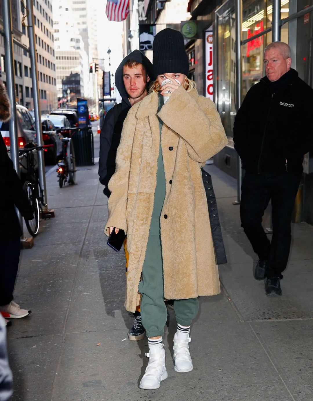 好不容易买了件合适的衣服,皮草环保外套