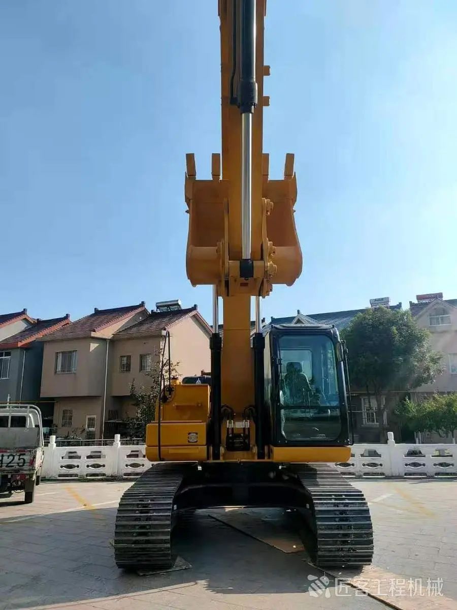 卡特彼勒挖掘机第一视角,卡特彼勒跟三一挖掘机对比