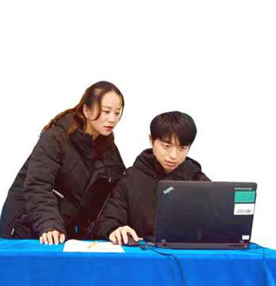 黄浦江畔走来冬奥裁判